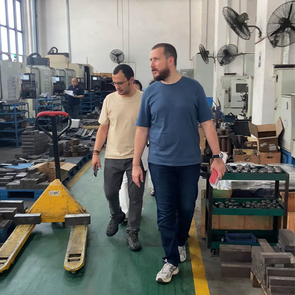 ลูกค้าชาวตุรกีเยี่ยมชมโรงงาน TAICHUANG เพื่อประเมินความสามารถในการผลิตเครื่องต๊าปน็อต